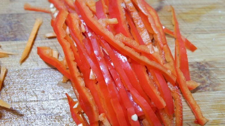 香菇烧腐竹,红椒切丝。