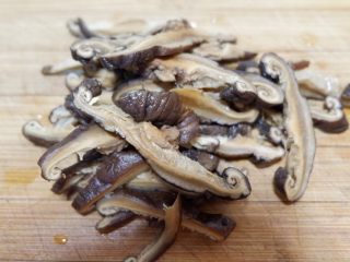 香菇烧腐竹,香菇沥干水切成丝。