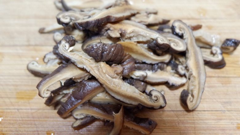 香菇烧腐竹,香菇沥干水切成丝。