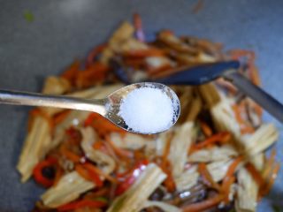 香菇烧腐竹,少许盐