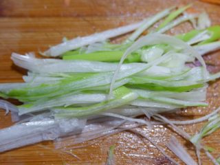 香菇烧腐竹,大葱切成长丝