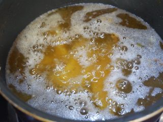 糖醋鸡柳,锅中热油，将鸡胸肉下入。