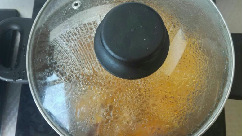 糖水桔子,盖上锅盖小火继续煮10-15分钟。