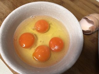 青椒炒蛋,土鸡蛋磕破打在一个碗里。