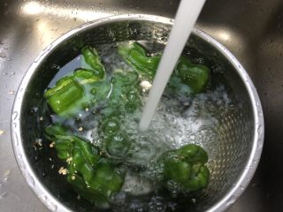 青椒炒蛋,用清水浸泡一会，清洗干净。