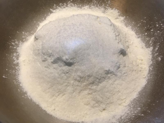 优格司康,将面粉，泡打粉过筛，并加入糖，盐放入容器中。