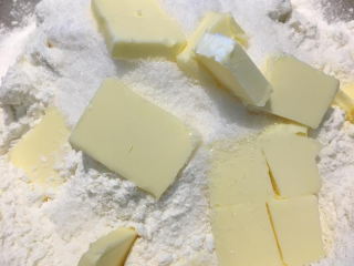 优格司康,冷藏黄油取出切成小块加入粉中
