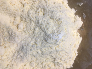 优格司康,用手将奶油和面粉搓揉在一起成粗粗的粉状后