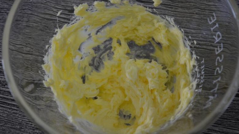 花生杂粮饼,黄油软化至轻按有坑
用电动打蛋器低档打至顺滑