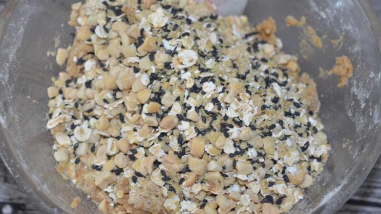 花生杂粮饼,加入之前混合好的花生碎、燕麦、小麦胚芽、黑芝麻，切拌均匀，然后直接用手抓捏成团。