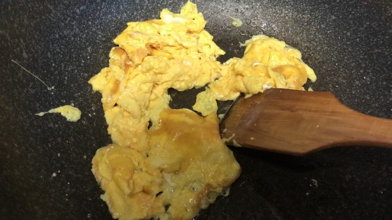 青椒炒蛋,鸡蛋成型以后马上关火，盛在盘子里。