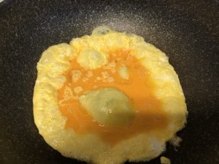 青椒炒蛋,大火，把鸡蛋液倒进去。