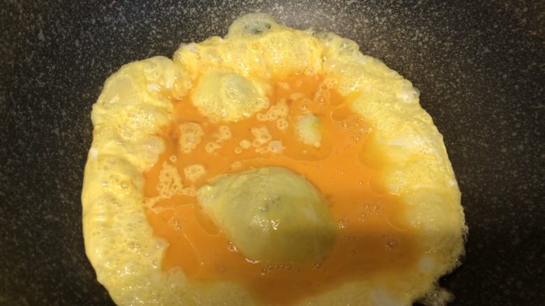 青椒炒蛋,大火，把鸡蛋液倒进去。