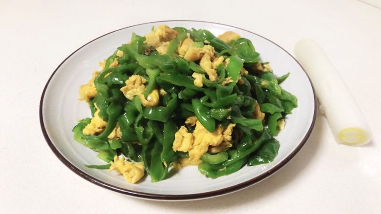 青椒炒蛋,装盘，一道简单营养丰富的下饭小菜就做好了。
