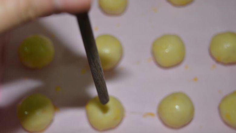 年货-送礼佳品～粒粒花生酥,用筷子粗的一头，在饼胚中间戳一个孔