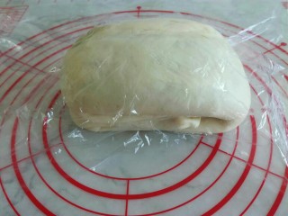 麻将烧饼,对折好的面团盖上保鲜膜自然松弛20分钟左右。