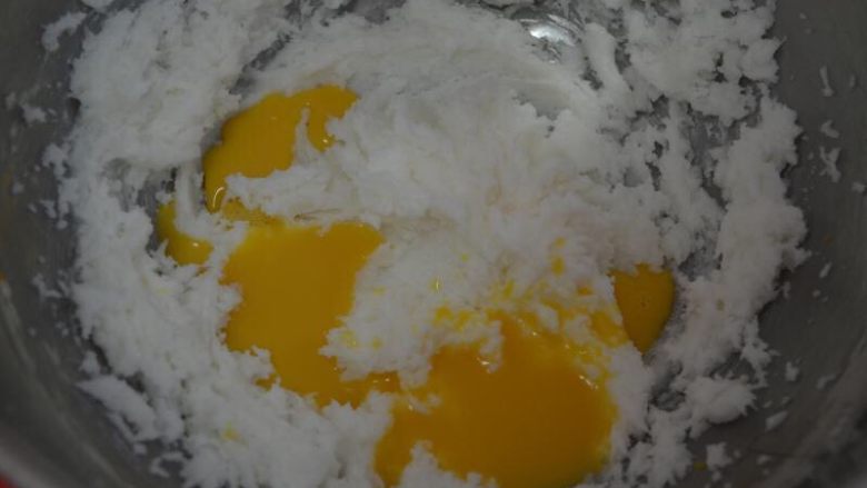 年货-送礼佳品～传统杏仁酥,加入蛋液，打至完全融合