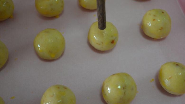 年货-送礼佳品～传统杏仁酥,170度预热烤箱
用筷子粗的一头，在饼胚中间戳一个孔