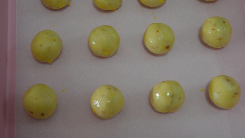 年货-送礼佳品～传统杏仁酥,取23g一个滚圆，有间隔地排放至烤盘上，表面擦上一层蛋液