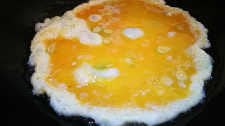 清淡素菜～西葫芦炒鸡蛋,锅中油热倒入蛋液