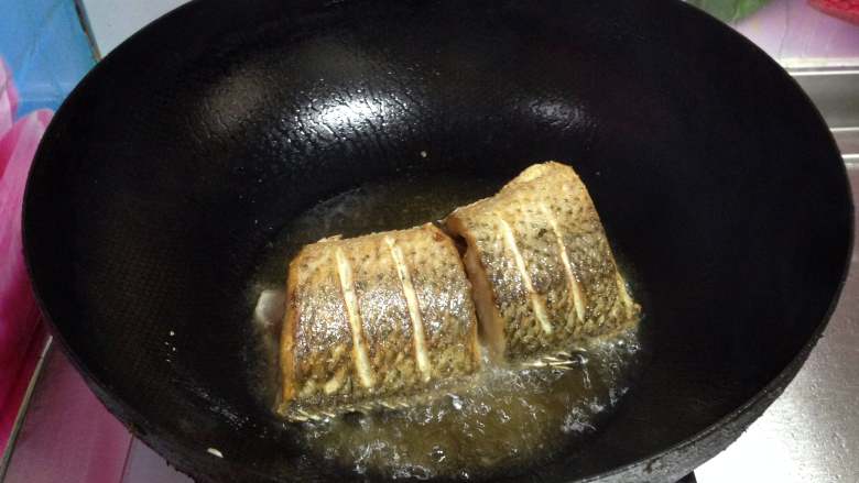 年味——酱烧美国红鱼,
锅内加油烧热至五成，分次下入鱼段煎至表面金黄捞出备用