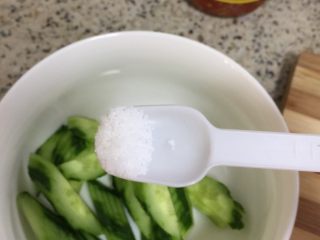 黄瓜拌海蛰皮,放入盐