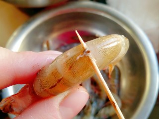 红烧大虾,大虾去虾线清理干净