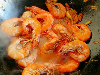 红烧大虾,翻炒均匀后倒入适量的水，大火收干汤汁