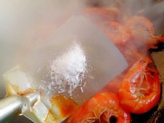 红烧大虾,放入盐和味精翻炒均匀