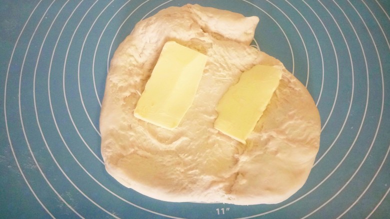 小狗面包,加入软化好的黄油，继续揉搓至面团和黄油充分融合 