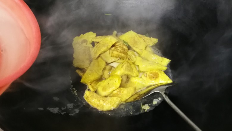 年味+金玉满堂～白茨菇汇黄金蛋饺,放入适量热水烧开