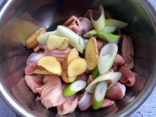#春节健康菜# 消食 助消化 酱鸡胗,放入葱、姜。