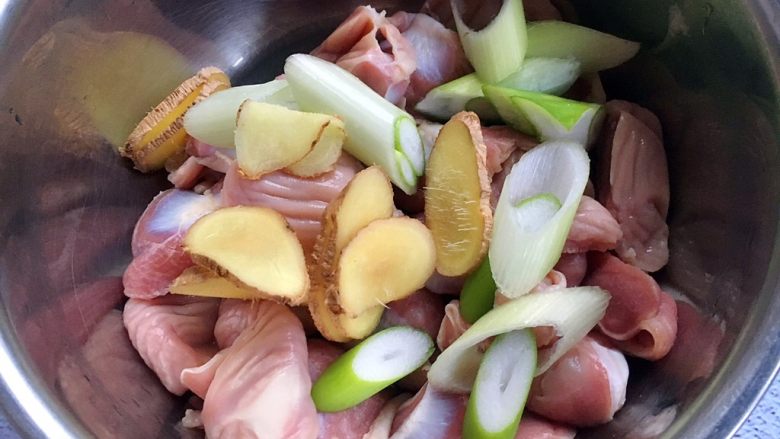#春节健康菜# 消食 助消化 酱鸡胗,放入葱、姜。