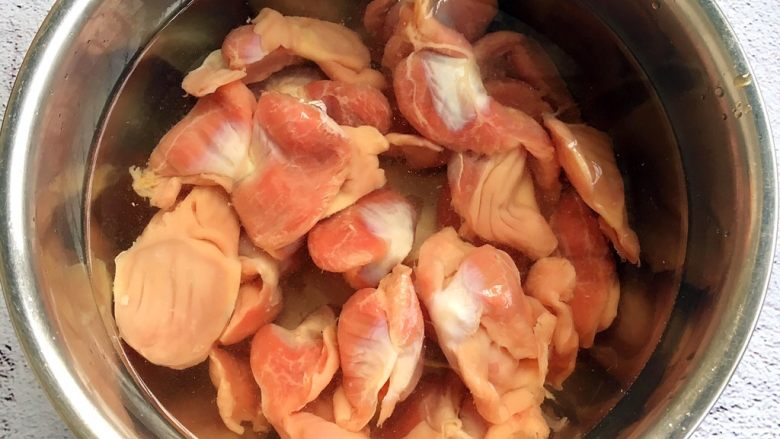 #春节健康菜# 消食 助消化 酱鸡胗,将鸡胗用清水泡一泡，然后清洗干净。