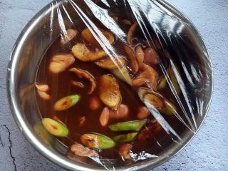 #春节健康菜# 消食 助消化 酱鸡胗,用保鲜膜包裹好，放在冰箱里冷藏腌制8个小时以上。