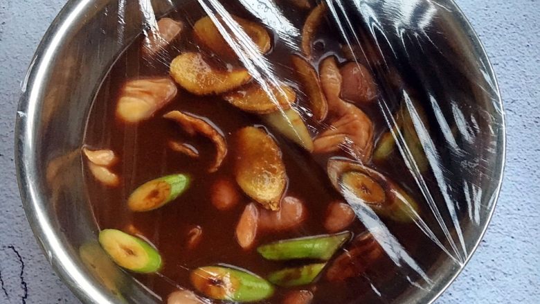 #春节健康菜# 消食 助消化 酱鸡胗,用保鲜膜包裹好，放在冰箱里冷藏腌制8个小时以上。