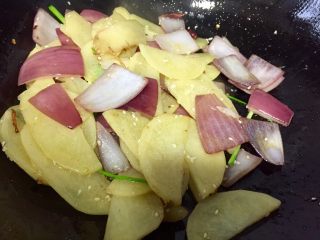 洋葱炒土豆片,再放入小葱段翻炒均匀即可出锅