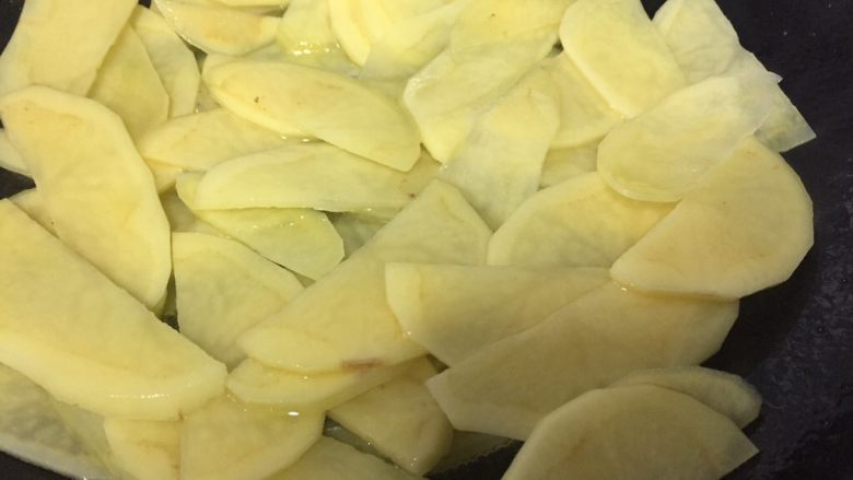洋葱炒土豆片,把土豆片放入炒至变软变色，盛出备用