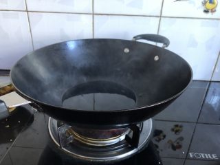 水煮龙利鱼,洗净炒锅，开火烧干，倒入1汤匙油，大火烧至冒烟。