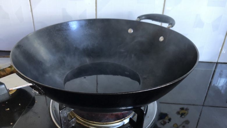 水煮龙利鱼,洗净炒锅，开火烧干，倒入1汤匙油，大火烧至冒烟。