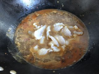 水煮龙利鱼,鱼片下入汤汁中，煮开即可关火。