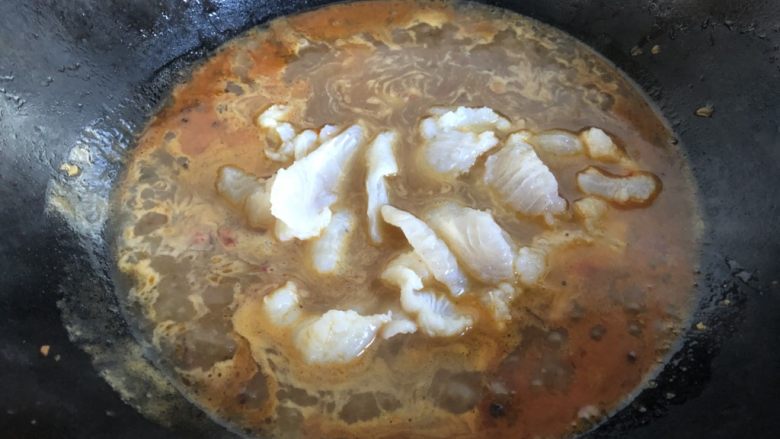 水煮龙利鱼,鱼片下入汤汁中，煮开即可关火。
