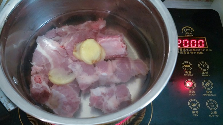 海带排骨汤,排骨冷水入锅，加入姜片煮开