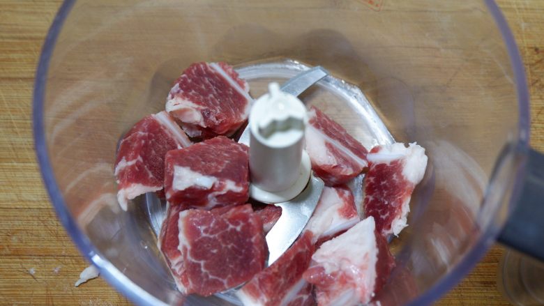 木耳猪肉包,猪肉洗净切成小块，放入料理机。