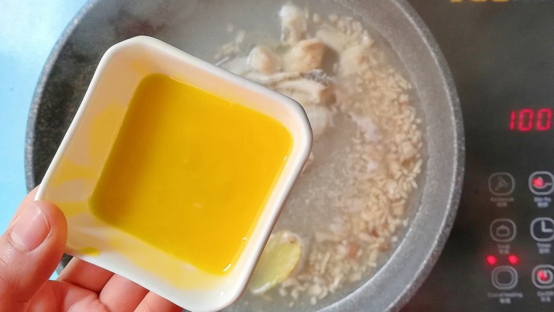 香菇芹香蛋黄桂鱼羹,淋入蛋黄液搅拌均匀