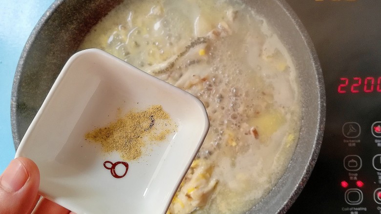 香菇芹香蛋黄桂鱼羹,出锅前撒入胡椒粉