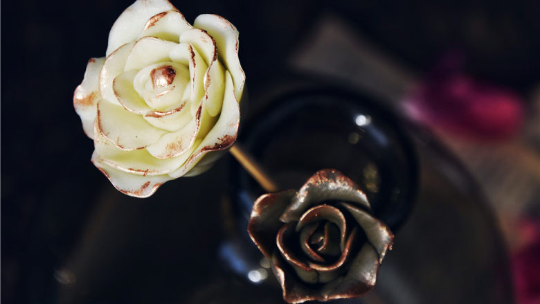 巧克力甘纳许玫瑰花-特别的爱给特别的你,玫瑰花完全冷却干燥后，就变得硬挺啦！这个时候可以上一些珠光色素，看起来更加精致一些。装饰蛋糕或者是独立在花器中都超级美~