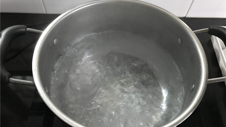 鲜肉大汤圆,锅中放适量水煮开。