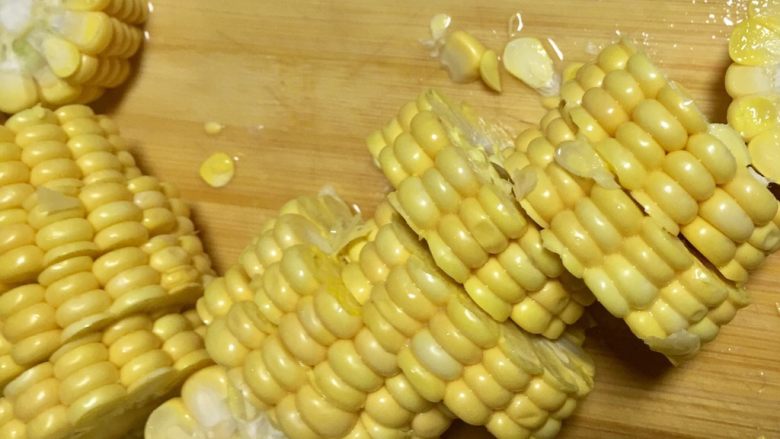 春季养肝护胃三宝鲜汤,将玉米切成小段