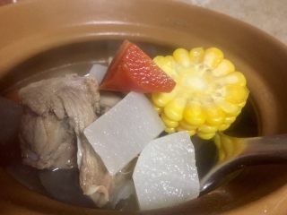 春季养肝护胃三宝鲜汤,待白萝卜和红萝卜炖到八，九分耙后放入玉米一起炖